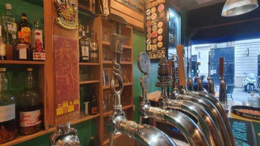 Bière pression artisanale dans un bar convivial à Nantes.
