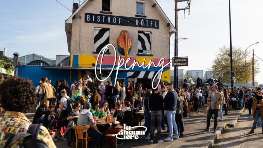 Ouverture La Chaumière, restaurant animé avec foule à Nantes.