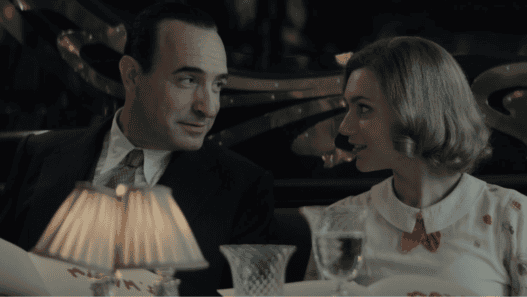 Scène du film "Les rayons et les ombres" de Xavier Giannoli, personnages en conversation dans un res.