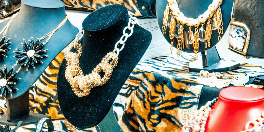 Accessoires et bijoux lors de la grande braderie à Nantes.