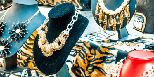 Accessoires et bijoux lors de la grande braderie à Nantes.
