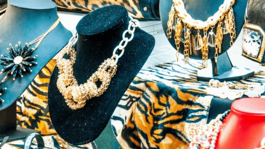 Accessoires et bijoux lors de la grande braderie à Nantes.