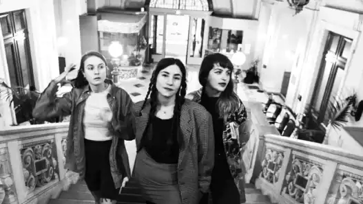 Femmes jeunes dans un bâtiment historique à Nantes, style élégant et moderne, ambiance sophistiquée.