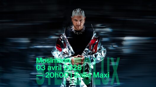 Homme stylé en veste métallique dans une ambiance urbaine dynamique.