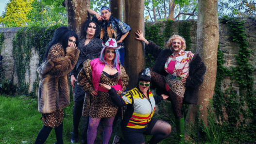 Groupe d'amis posant dans un parc de Nantes, ambiance festive et décontractée.