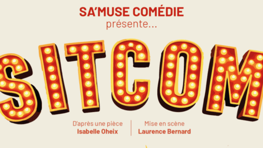Balcon de théâtre avec le logo SITCOM lumineux et coloré.