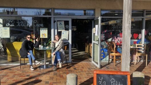 Terrasse extérieure du café La Petite Cure à Nantes.