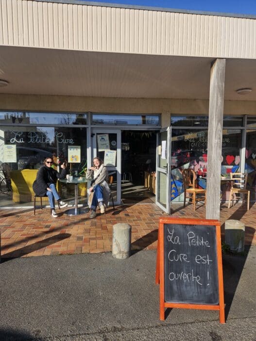 Terrasse extérieure du café La Petite Cure à Nantes.