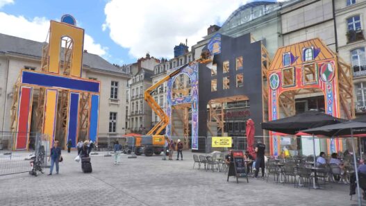 Structure artistique en cours de construction pour un événement à Nantes.