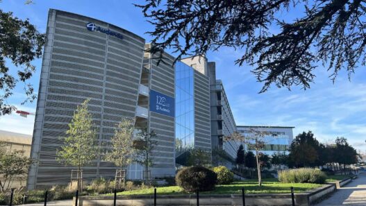 Hôpital public moderne à Nantes avec façade en verre et espaces verts environnants.