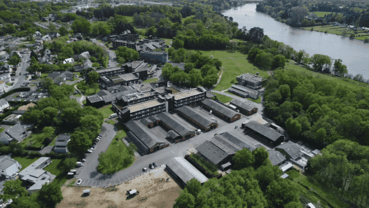 Vue aérienne du site Brouillon auto à Nantes, entouré de verdure et proche de la Loire.