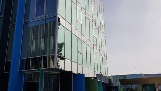 Université de Nantes Campus Tertre, bâtiment moderne avec façade en verre, situé à proximité du cent.
