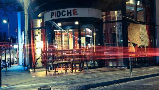 Bar Pioche à Nantes, lieu convivial avec terrasse extérieure, parfait pour sortir en soirée.