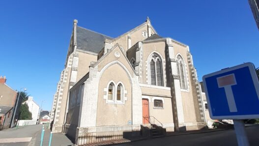 Église ancienne à Nantes avec architecture gothique, vue en plein jour, située dans un quartier urba.