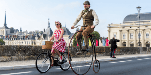 Deux personnes sur des vélo à Saumur