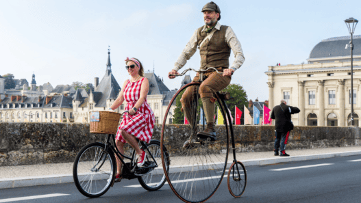 Deux personnes sur des vélo à Saumur