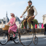 Deux personnes sur des vélo à Saumur