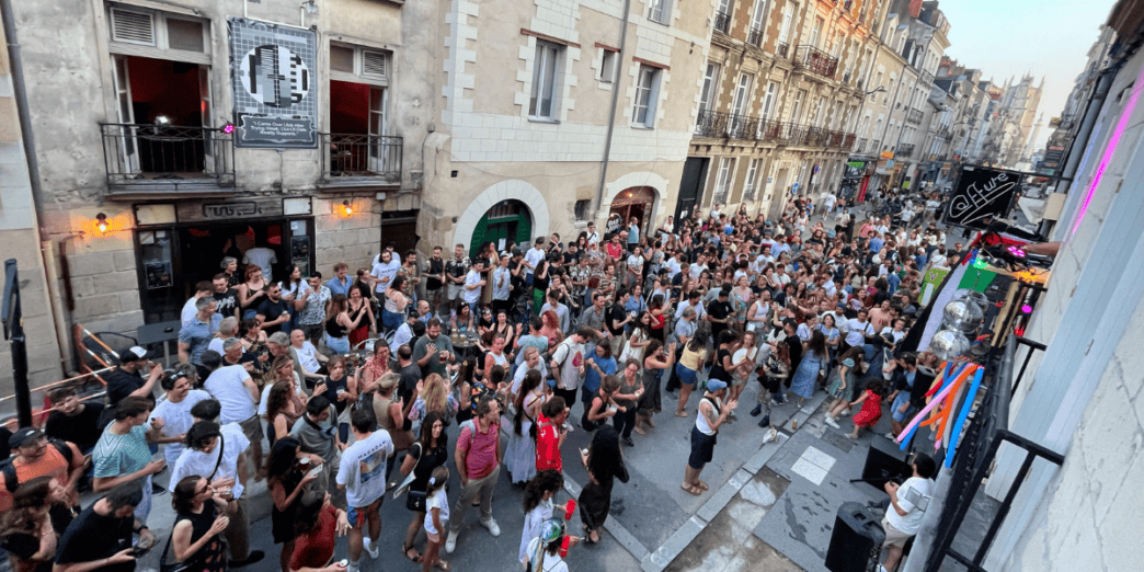 DJs aux balcons rue du maréchal joffre à Nantes