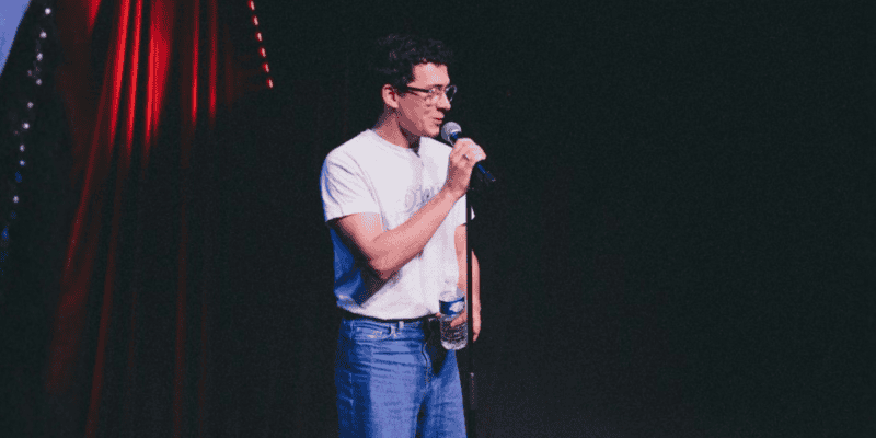 L&rsquo;humoriste queer Louis Cattelat en spectacle à Nantes !