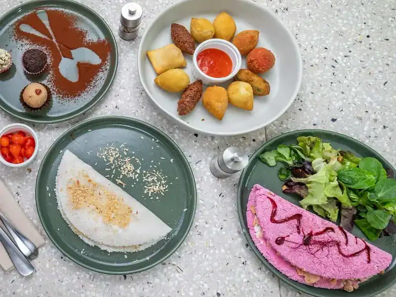 Assortiment de street food brésilienne servi chez Bahia