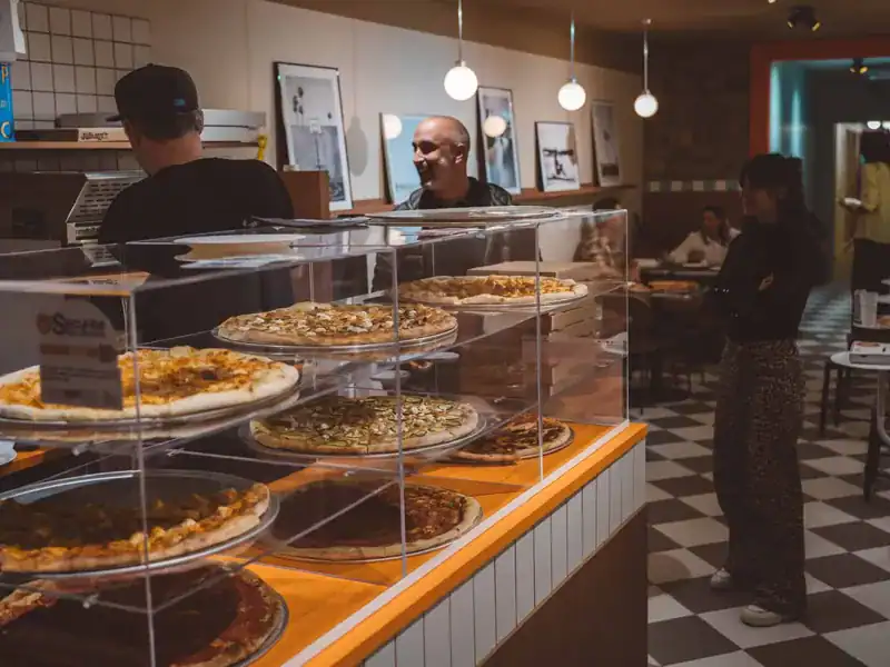 Pizzas à la part en vitrine chez Jimmy's