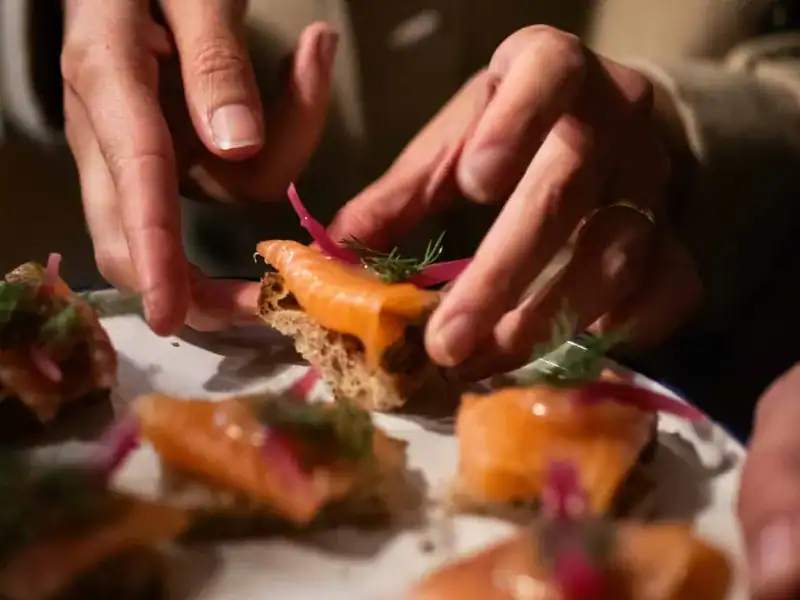 Dressage d'un gravlax de saumon au bistrot nordique Solheim