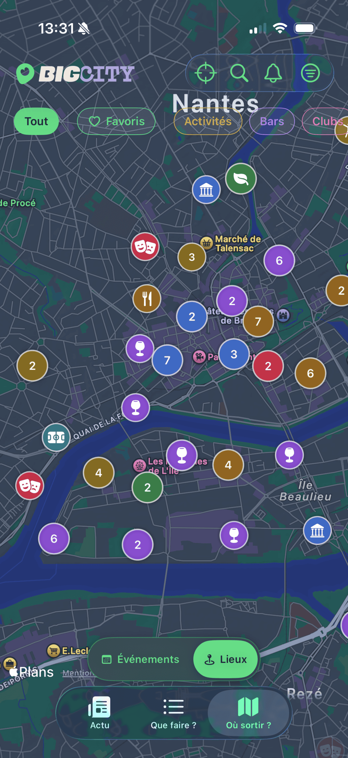 Onglet « Où sortir ? » en vue Lieux : bars, restaurants, musées, théâtres et parcs de la métropole nantaise, chacun avec sa couleur de catégorie.