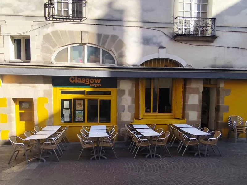 La devanture jaune de Glasgow Burgers et sa terrasse, rue des Échevins à Nantes