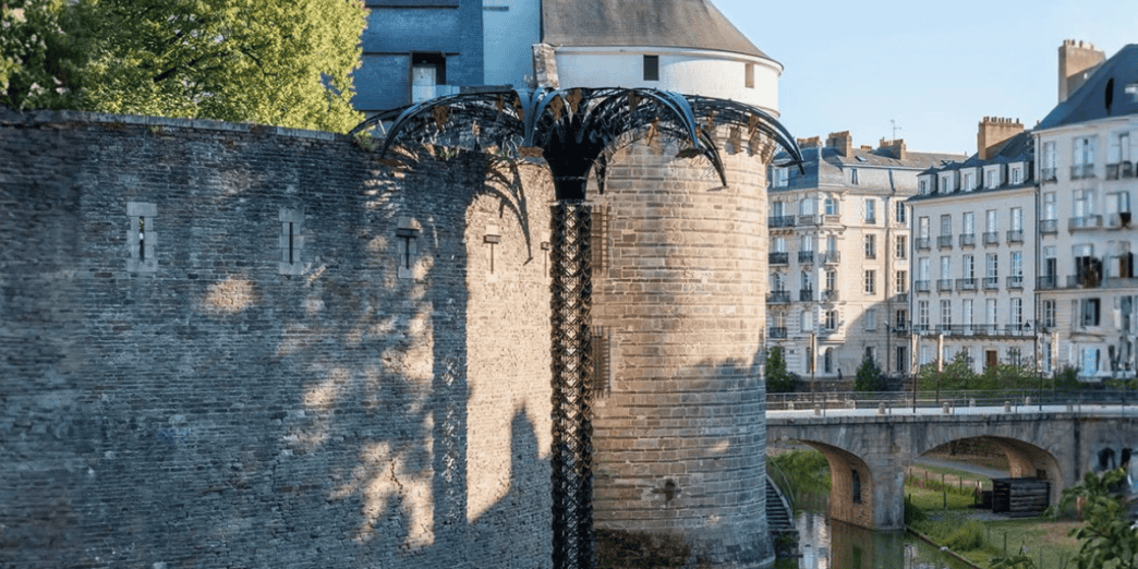 Louis Guillaume - Notre dit pays - Douves du Château des ducs de Bretagne - Le Voyage à Nantes 2026 © Martin Argyroglo _ LVAN