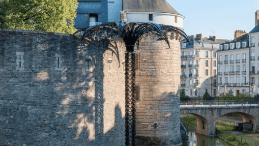 Louis Guillaume - Notre dit pays - Douves du Château des ducs de Bretagne - Le Voyage à Nantes 2026 © Martin Argyroglo _ LVAN
